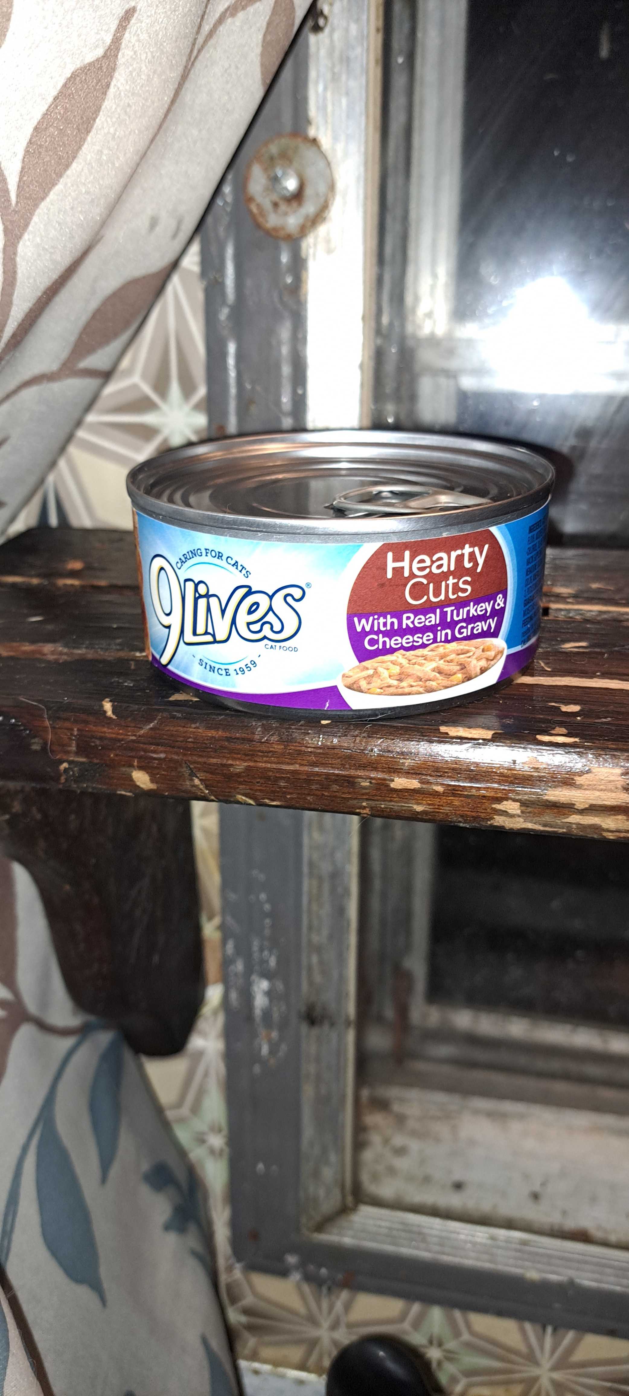 9Lives Hearty Cuts with Real Turkey & Cheese in Gravy, front of the package